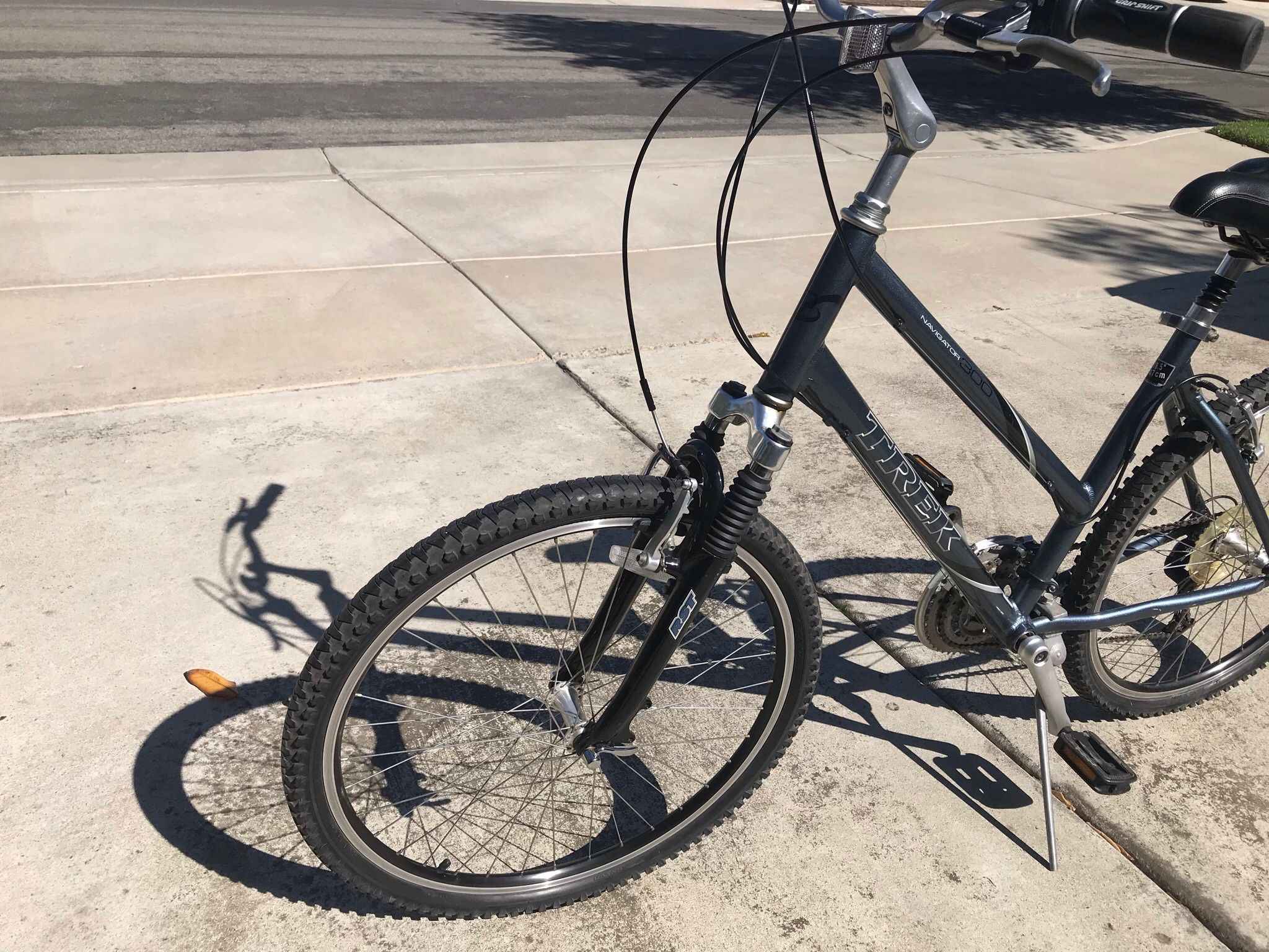 2 Trek Navigator 300 Higher End Hybrid Comfort Bikes 18.5 Frame