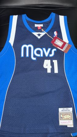 Dirk Nowitzki Mitchell and Ness Jersey Size Medium