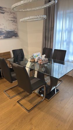 Glass Dining room table w/ 6 chairs
