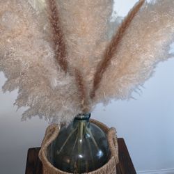 Beige Feathers Decoration With Jar And Basket