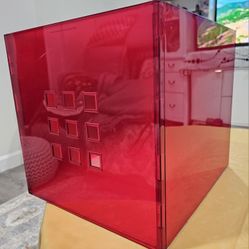 Great condition square plastic storage bin. 