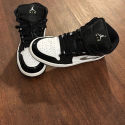 Air Jordan 1 Mid SE “Patent Black/White/Metallic Silver”