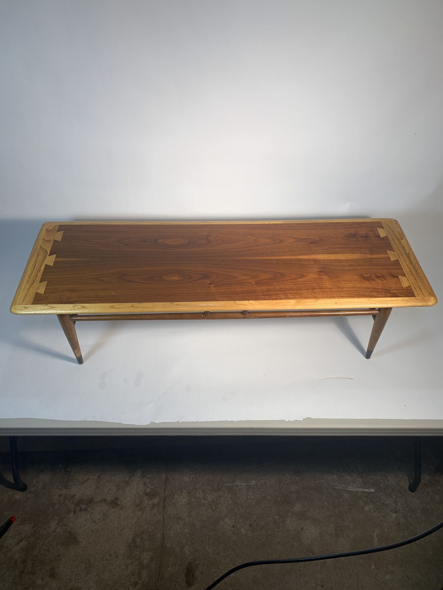 Lane acclaim surfboard style table 56”