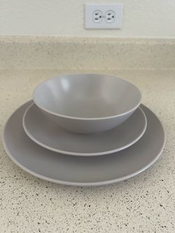 18-piece Dinnerware Set in Matte Light Gray