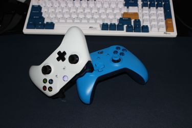 2 Xbox One Wireless Controllers – Tested & Working