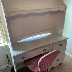 Kids Reading Desk With Hutch and Chair