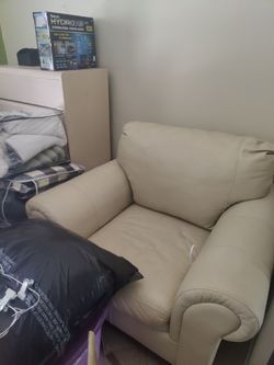 Blonde leather chair/blonde dresser with 2 blond end tables