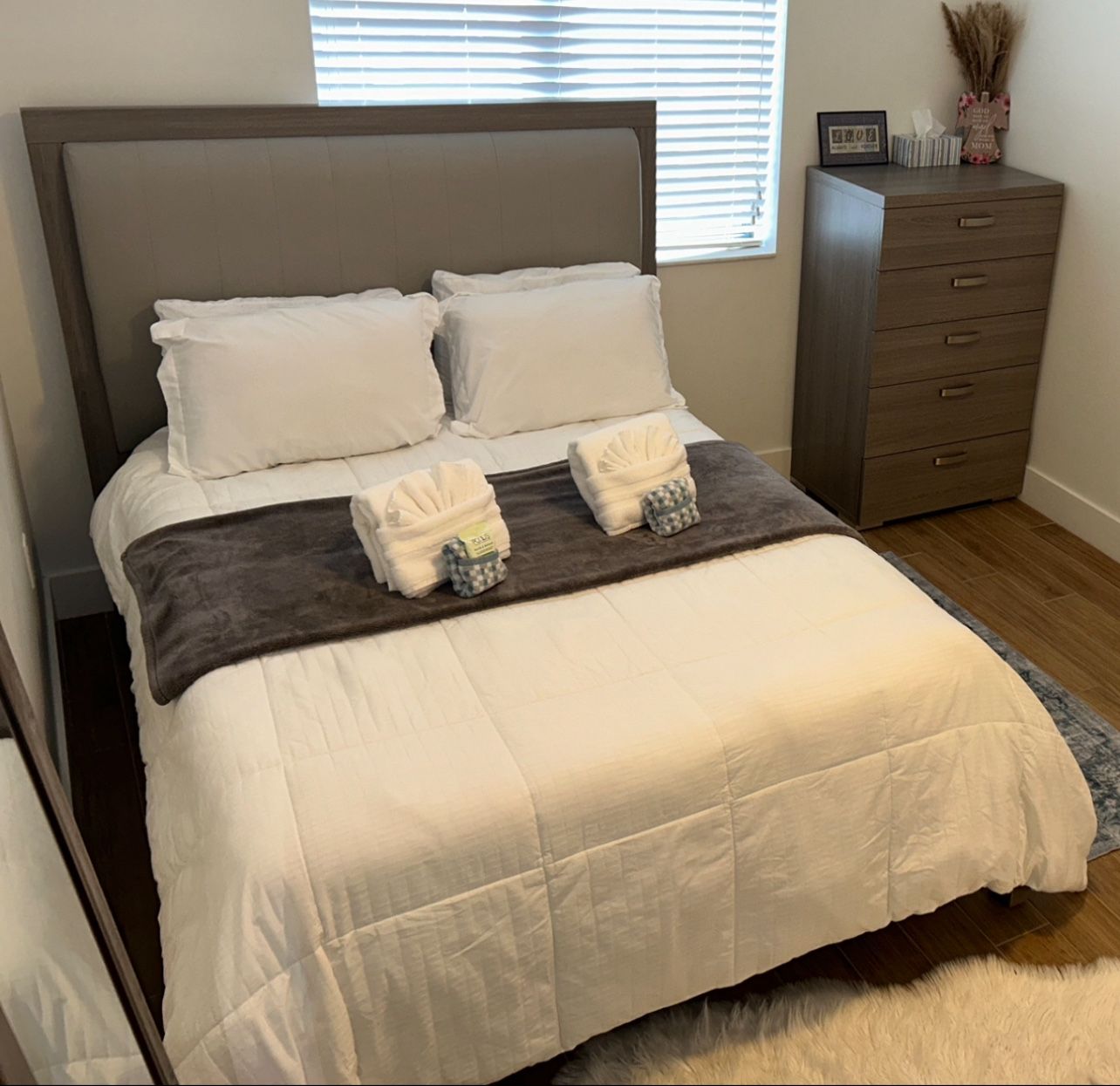 New City Furnitute Bedroom Set with Chest, Mattress and Four Pillows