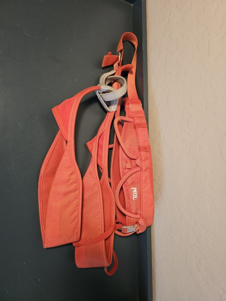PETZL CLIMBING HARNESS MENS Medium