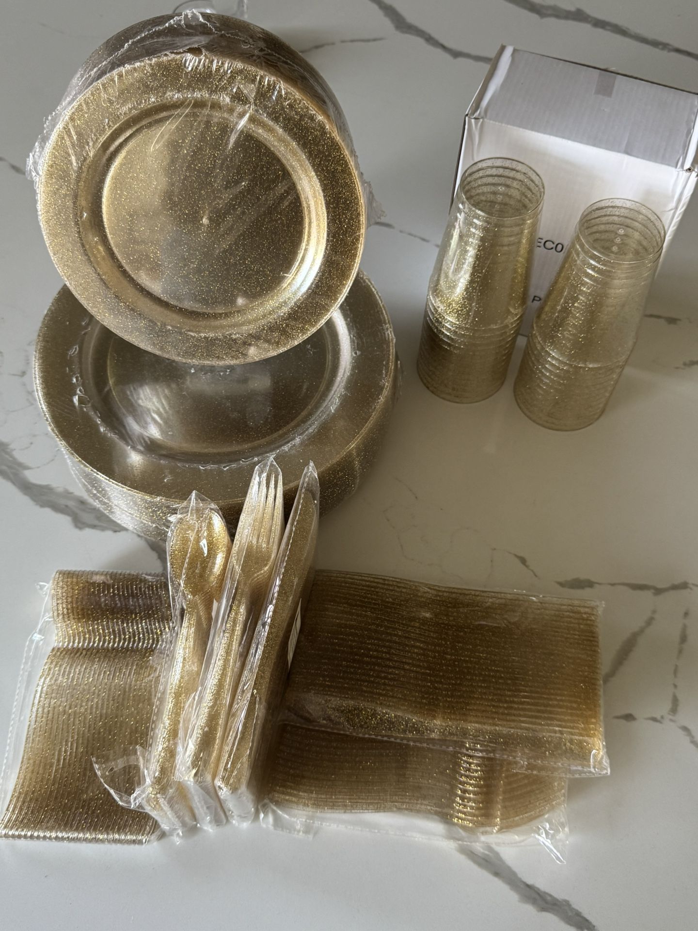 Gold Glitter Dinnerware Set (50 Guests)