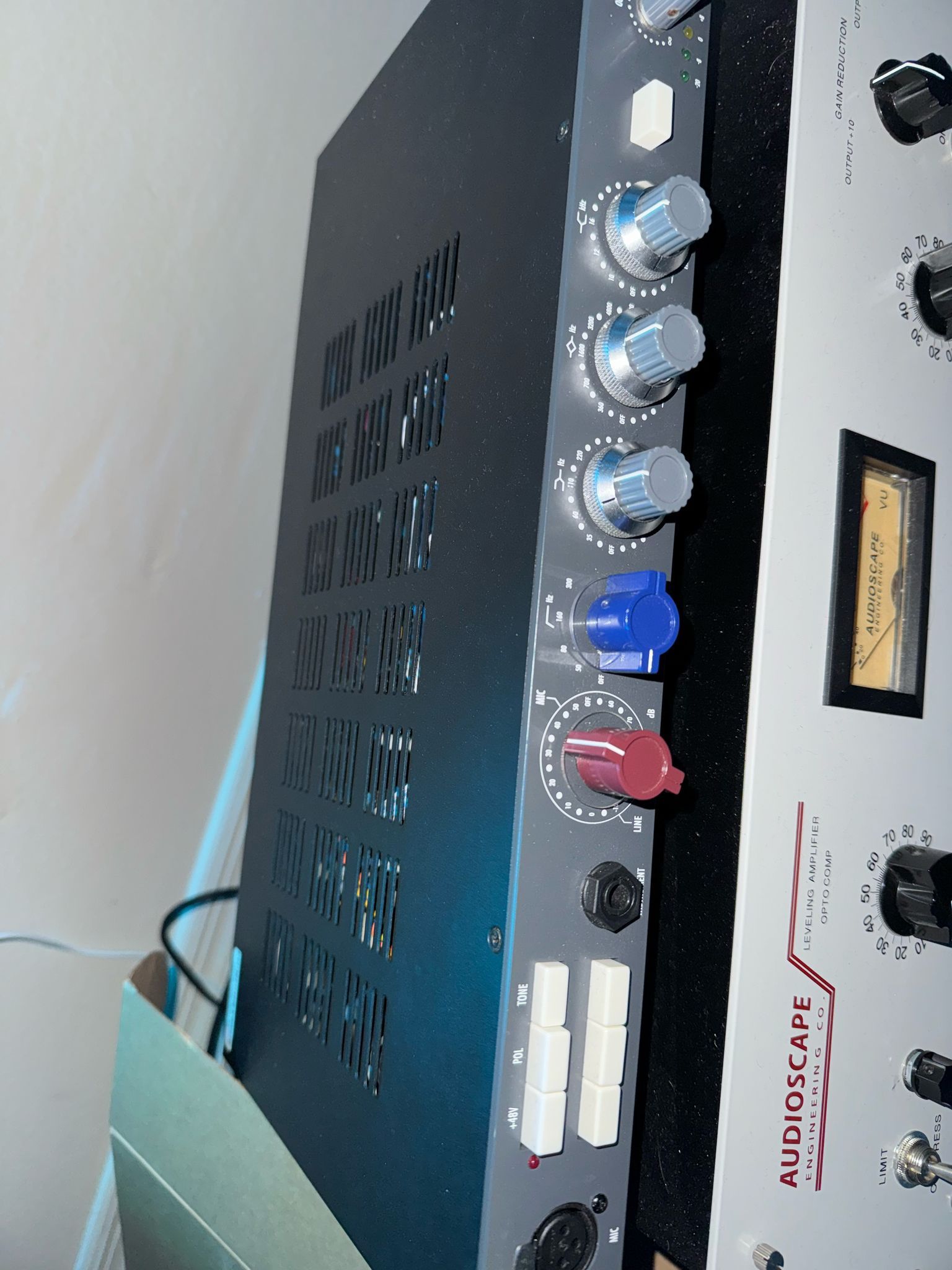 El nombre es WA-73 EQ WARM AUDIO