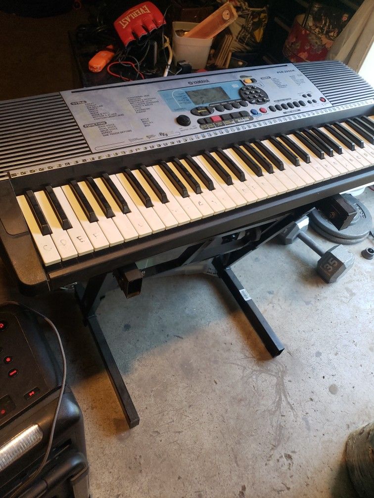 Yamaha Keyboard And Stand 