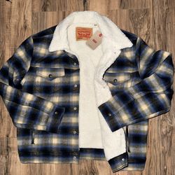 New men’s size medium Levi’s Sherpa plaid jacket