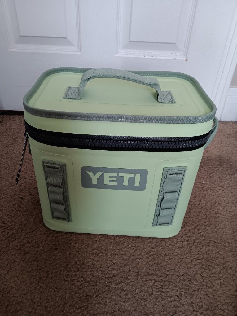 YETI Hopper Flip 8 Soft Cooler(NEW w/ Tags)