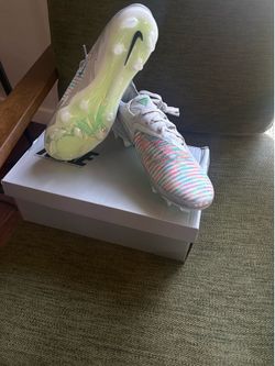 Nike soccer cleats  size 8