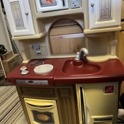 Step2 Lifestyle Fresh Accents Kitchen with 30 Piece Kitchen Play Set