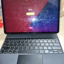 iPad Pro 12.9 Inch 5th Gen & Smart Keyboard