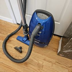New Cond KENMOR CANIESTER VACUUM WITH ATTACHMENT  , AMAZING POWER SUCES   , WORKS EXCELLENT. , IN THE BOX 