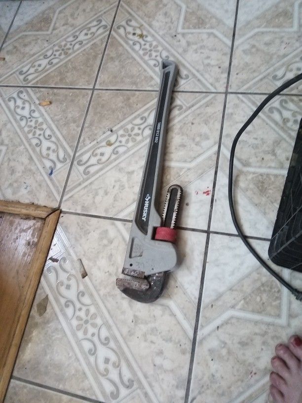 Husky 24 In Pipe Wrench