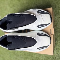 Yeezy 700 MNVN Analog