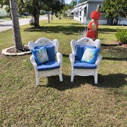 Antique White Wicker Furniture With Pillows