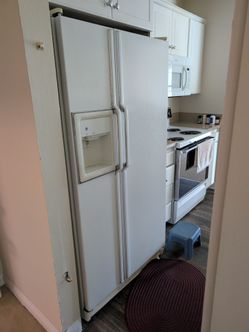 GE White Side-by-Side Refrigerator with Ice Dispenser