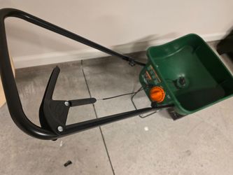 Scotts Turf Builder EdgeGuard Mini Broadcast Spreader