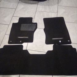 son de una 2024 Nissan Frontier le quedan del 2022al2025