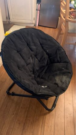 Folding round chair