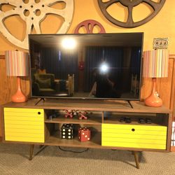 T.V.  CABINET/ MEDIA