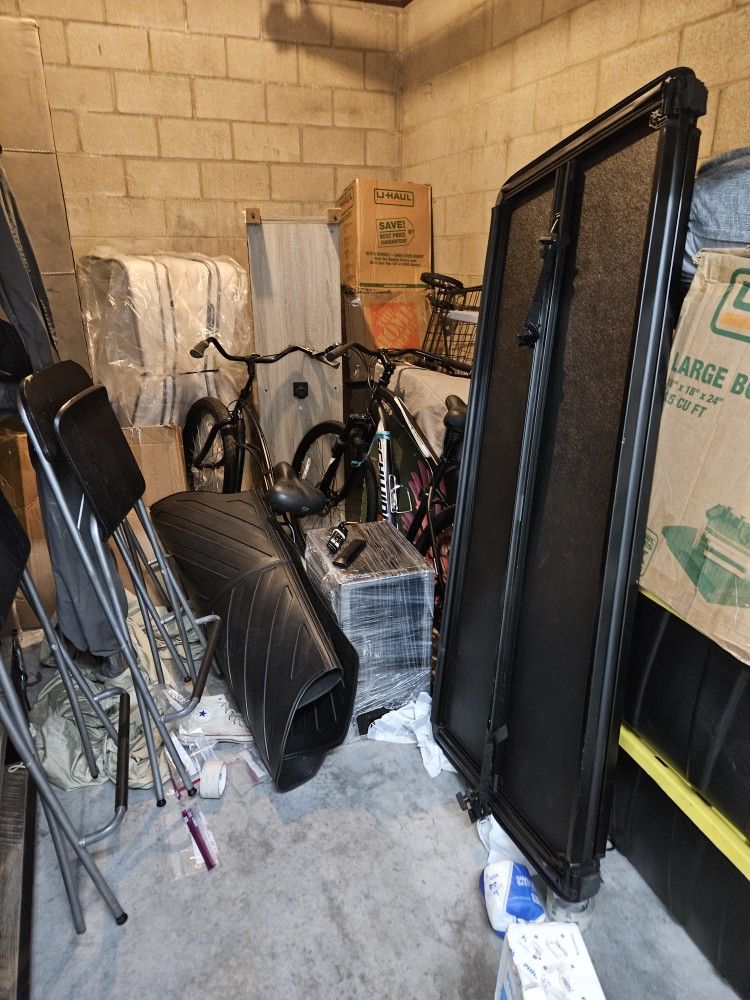 STORAGE 10 x 13 MUST GO GREAT STUFF