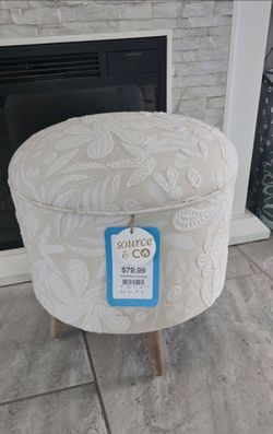 BRAND NEW~With Tags~Source & Co round floral upholstered storage ottoman with wood legs. 
✨️Compact and versatile, this small tufted ottoman combines