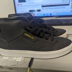 ADIDAS WOMEN . NEW NO BOX . SIZE 8