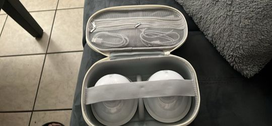 Wearable Breast Pump with Carrying Case