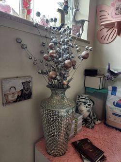 Large mirrored vase with decor