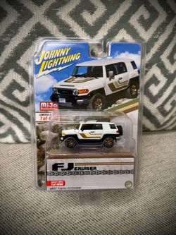 2007 Toyota FJ Cruiser White w/ Roof Rack Johnny Lightning Limited Edition