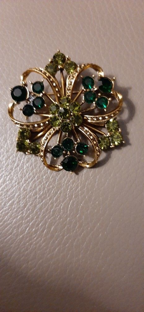 Vintage Look green floral brooch