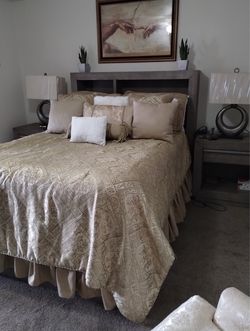 Queen size Bedroom Set w/Mattress and 2 Night Stands Included