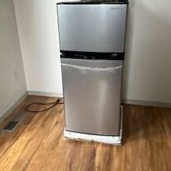 Insignia Refrigerator 
