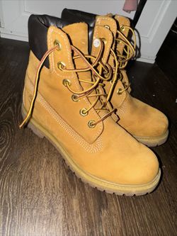 Women’s Classic Timberlands Size 7