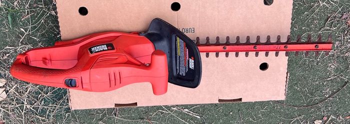 Electric hedge trimmer