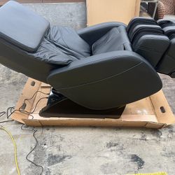 NEW Zero Gravity Massage Chair – Never Used – Pickup $799 / Delivery Available