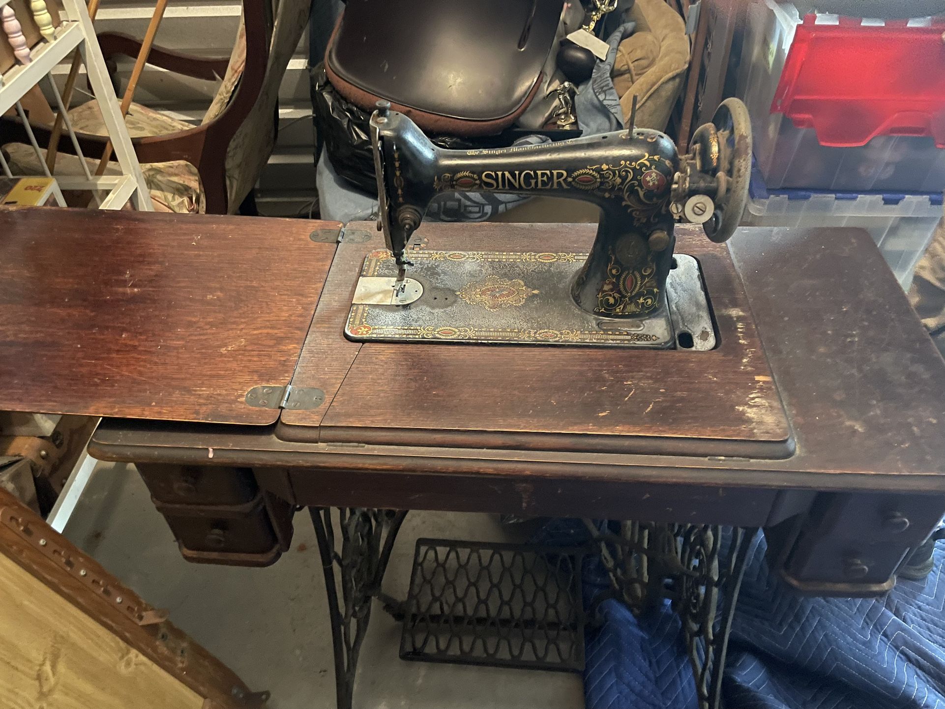 VINTAGE SINGER SEWING MACHINE
