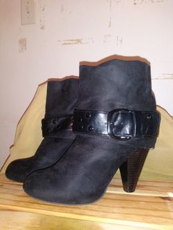 *KENNETH COLE UNLISTED* low/mid black suede heeled boots
