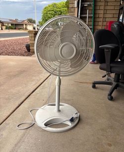 Lasko 3-speed 16” stand fan