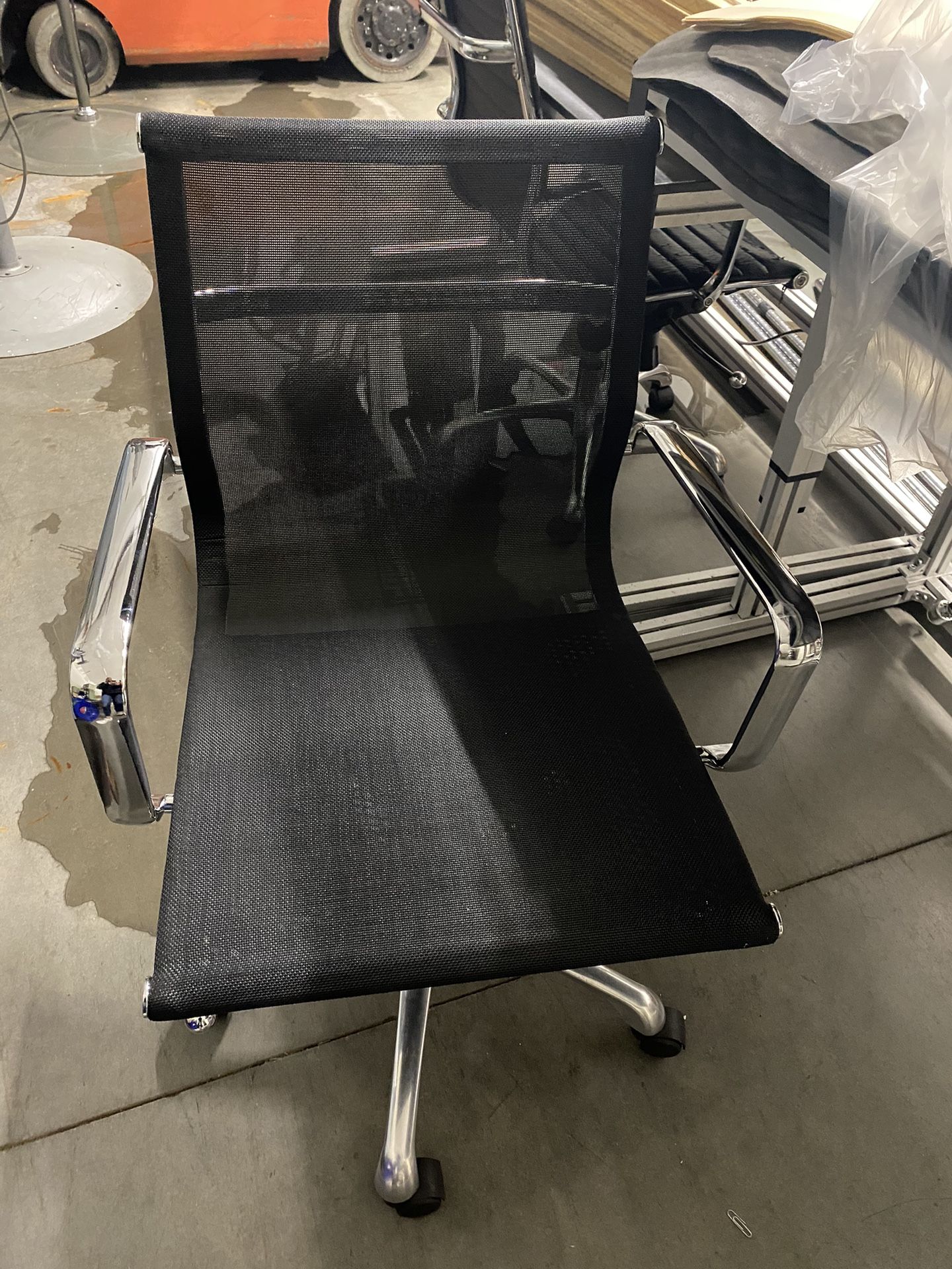 BLACK DESK CHAIR 
