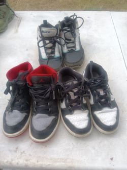 Boys / Girls shoes sneakers Nikes Andi size 1