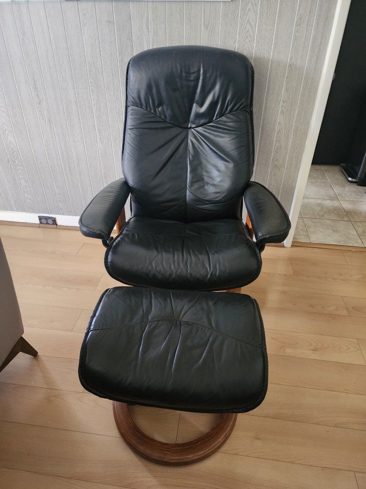 Ekornes Stressless Leather Recliner Chair Black Medium with ottoman

