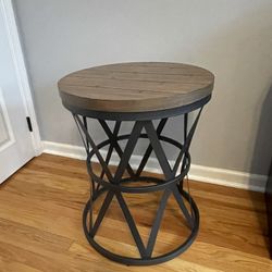 Lane Home Furnishings Side Table - Wood-top Barrel-style Round Farmhouse Table