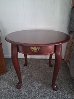 Cherry Wood Queen Anne Oval End Table